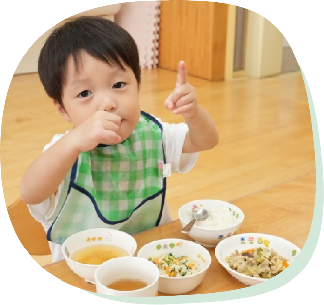 ご飯を食べている子ども